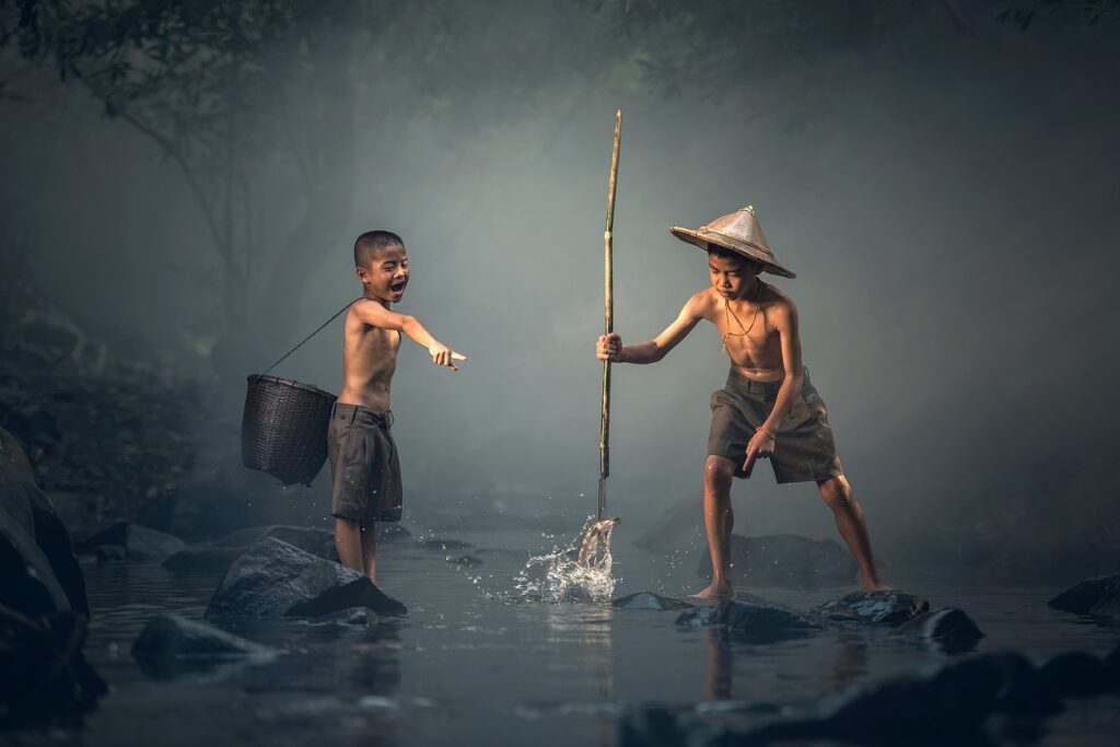 Kinder fangen Fische im Fluss Wie kann man seine Kinder fürs Angeln begeistern