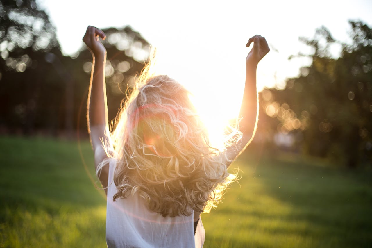 Frau Sonne Natur Spaziergang Kraft tanken in der Natur So funktioniert es!