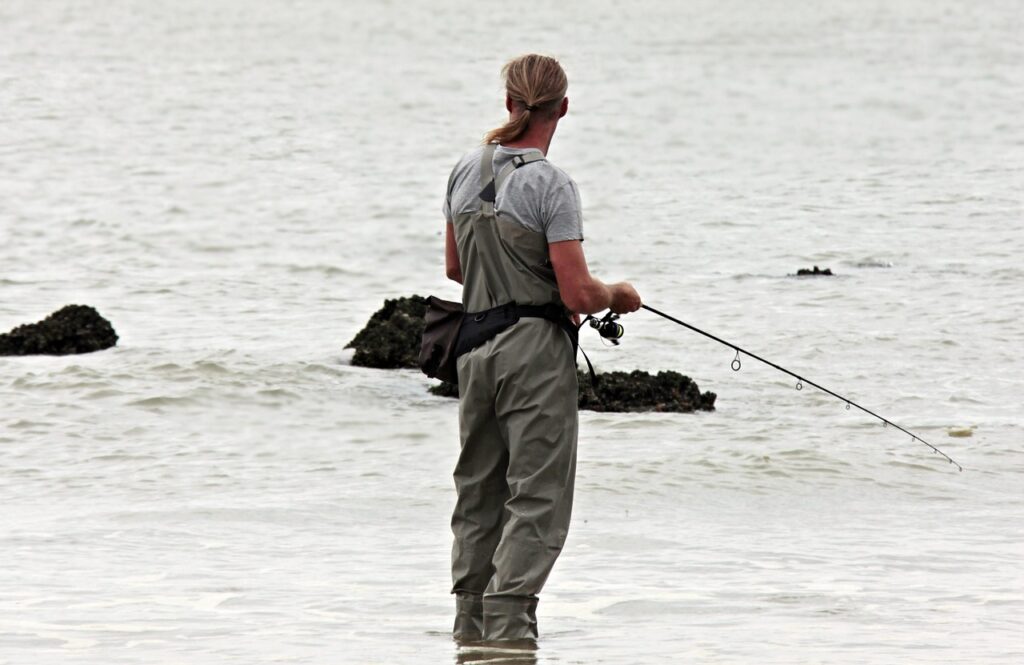 Angler im Meer Angeln auf Rügen – Tipps und Tricks für dein Angelabenteuer
