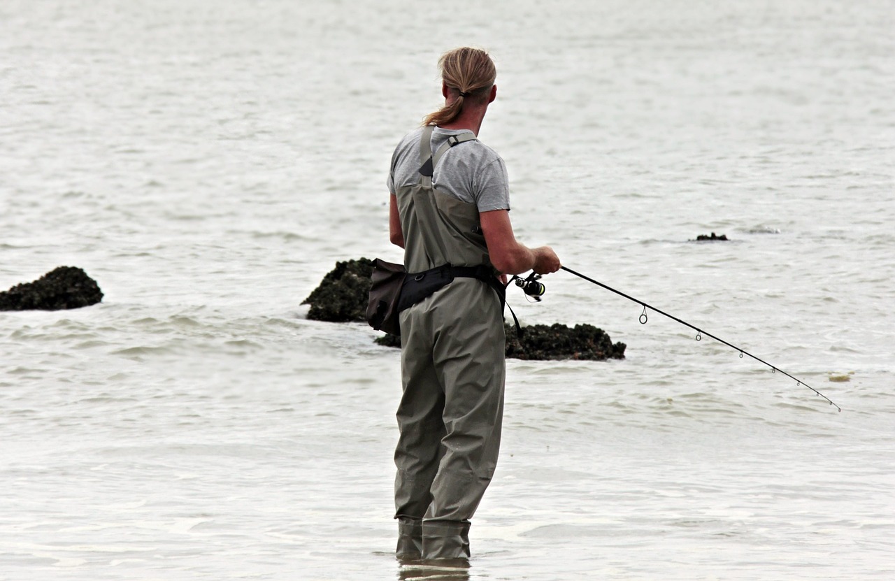 Angler im Meer Angeln auf Rügen – Tipps und Tricks für dein Angelabenteuer